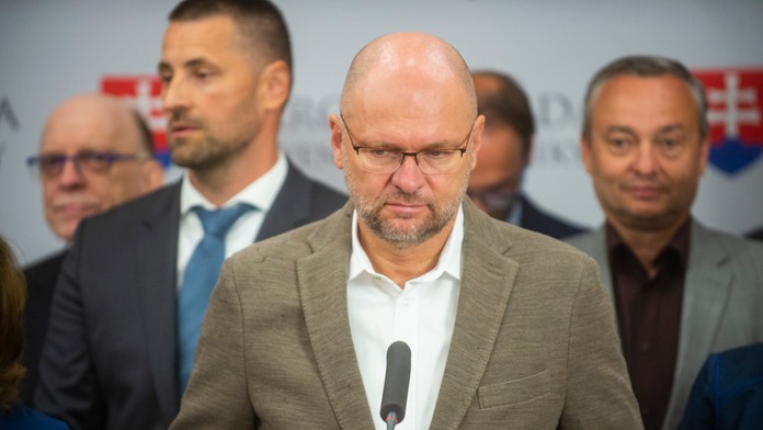 Sulík tvrdí, že sa snaží viesť SaS maximálne tolerantne voči iným názorom. S Klusom chce hovoriť