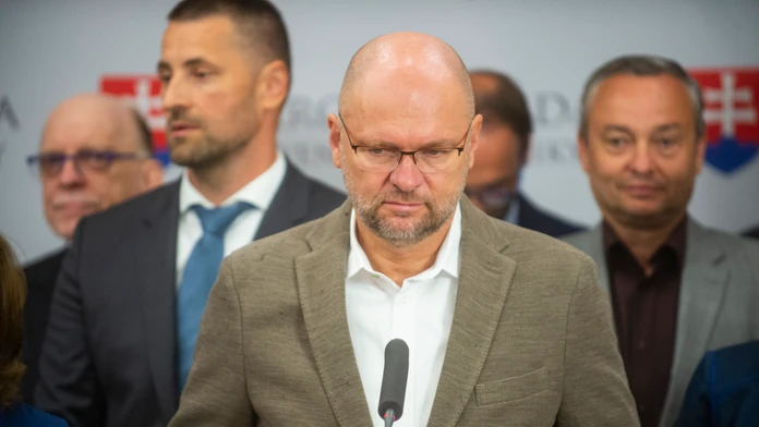 Sulík tvrdí, že sa snaží viesť SaS maximálne tolerantne voči iným názorom. S Klusom chce hovoriť
