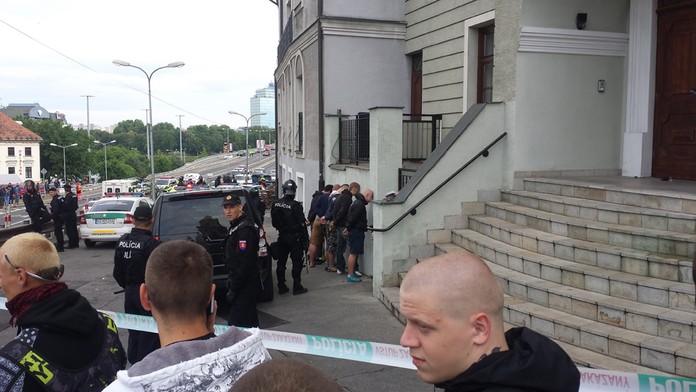 Extrémisti zaútočili na cyklistov.