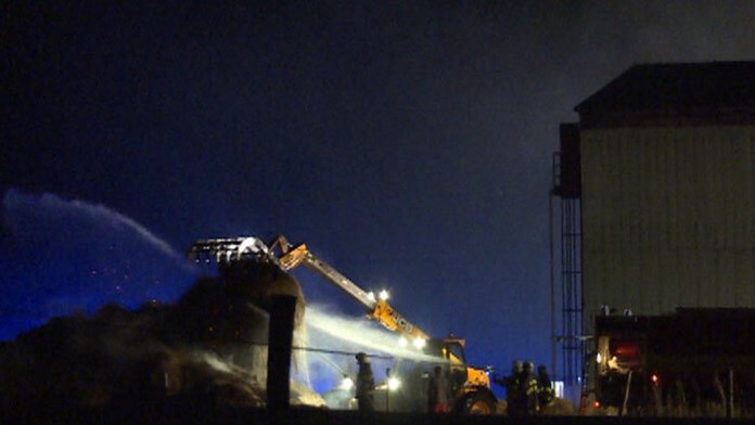 Košickí hasiči už druhý deň bojujú s obrovským požiarom slamy