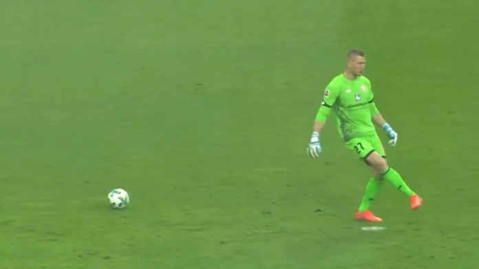 Brankár Mainzu Robin Zetner takto nechtiac pobavil divákov.