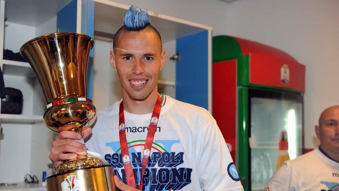 Marek Hamšík s trofejou víťaza finále Taliansko pohára