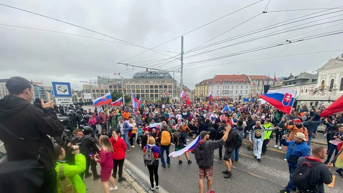 Dav zablokoval cestu pri Hodžovom námestí 