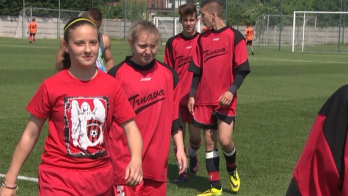 Mladé futbalistky Lenka a Salome.