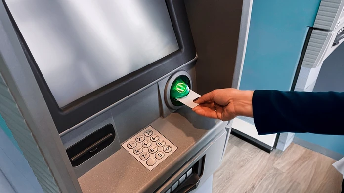 Veľká zmena pre klientov troch bánk. Od júla získajú prístup k stovkám bankomatov