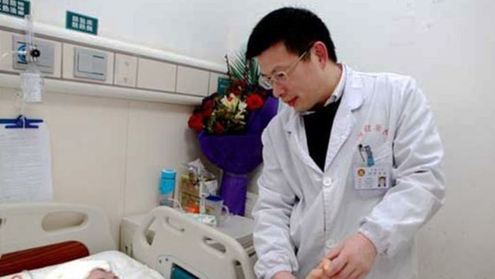 Yin Mengová roky trpela bolesťami hlavy. Z hlavy jej vyoperovali parazita.