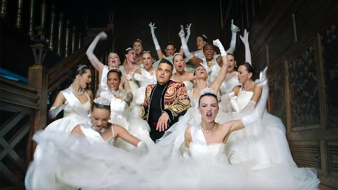 Robbie Williams v novom klipe s "ruskými" baletkami.