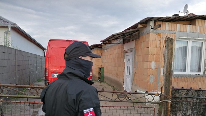 Polícia v obci pri Komárne, kde nútili tínedžerku k sobášu.