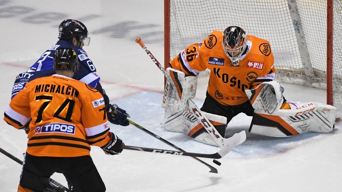 Fotka z novembrového protestu proti opatreniam pred nemeckým parlamentom v Berlíne.