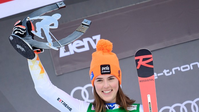Petra Vlhová oslavuje druhé miesto v obrovskom slalome v Lienzi.