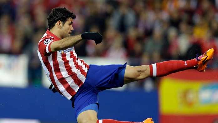 Hráč Atletico Madrid Diego Costa oslavuje úvodný gól do bránky AC Miláno vo futbalovom zápase odvety osemfinále Ligy majstrov.