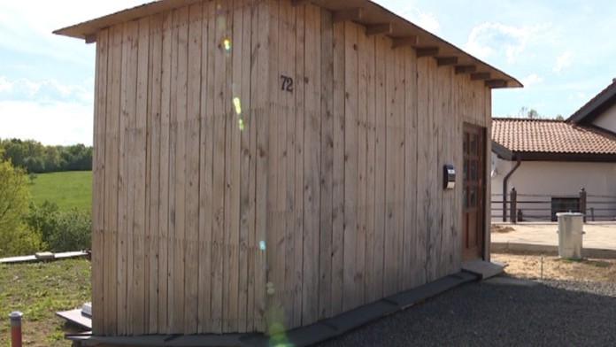 Vchod do nezvyčajného domu.