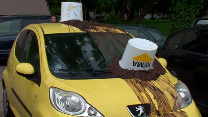 Auto poliate fekáliami na sídlisku v Nových Zámkoch.