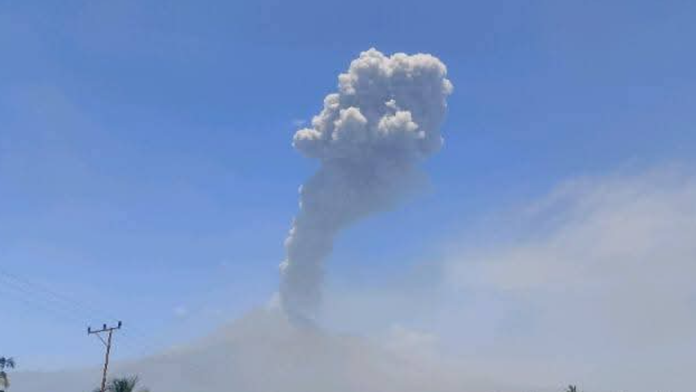 Indonézska sopka Lewotobi Laki-Laki opäť vybuchla a chrlí popol