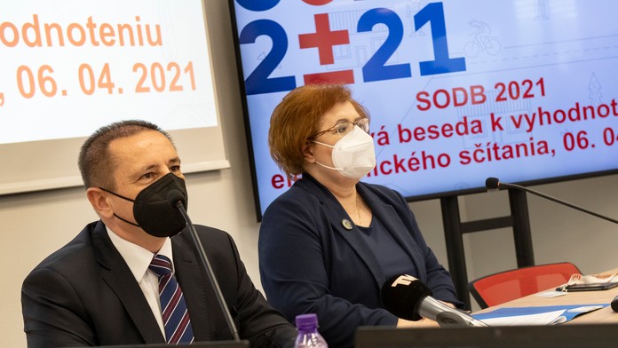 Zľava predseda ŠÚ Alexander Ballek a generálna riaditeľka Sekcie sociálnych štatistík a demografie ŠÚ Ľudmila Ivančíková.
