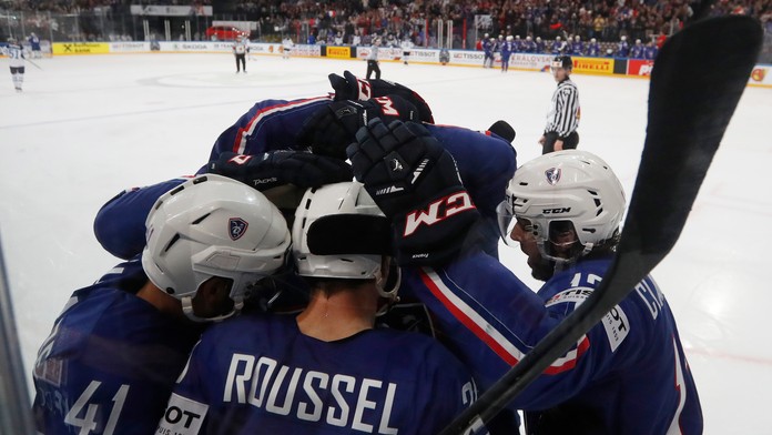 Antoine Roussel (v strede) jasá so spoluhráčmi po góle Francúzska proti Fínsku na MS 2017.