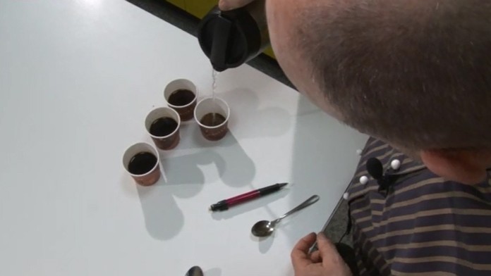 Najprv Stupka kontroloval vôňu vzoriek pred zaliatím, následne potom skúmal, ako voňajú a chutia zaliate horúcou vodou.