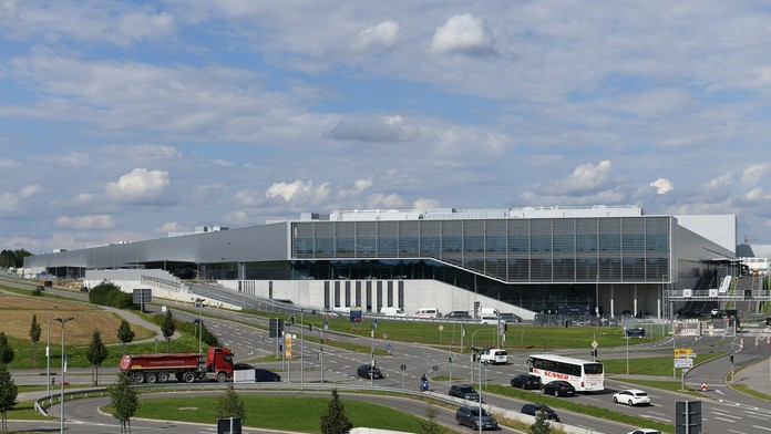 Streľba v závode Mercedesu v Nemecku má už dve obete, páchateľa zadržali