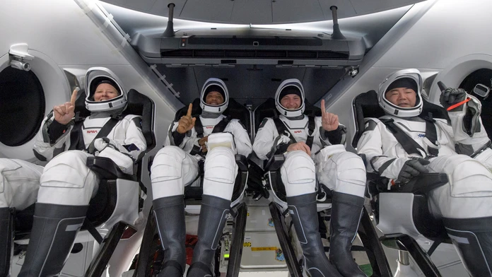 Astronauti Michael Hopkins, Victor Glover a Shannon Walker a Sóiči Noguči.