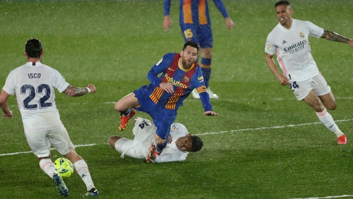 Casemiro vs. Messi v El Clásicu.