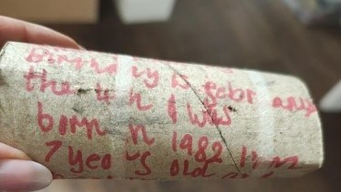 Na povale našli dojímavý odkaz z minulosti. Malé dievča ho napísalo pred 35 rokmi