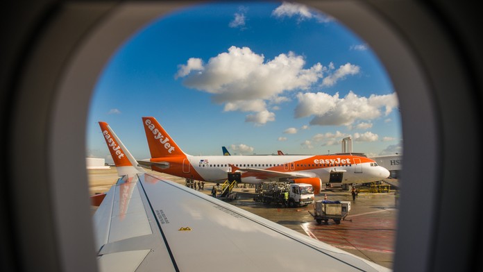 Cestujúci hromžia na leteckého dopravcu. Za meškanie letu spôsobené komárom im ponúkli smiešne odškodné