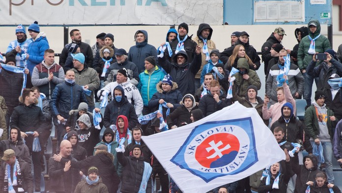 Fanúšikovia Slovana na archívnej snímke.