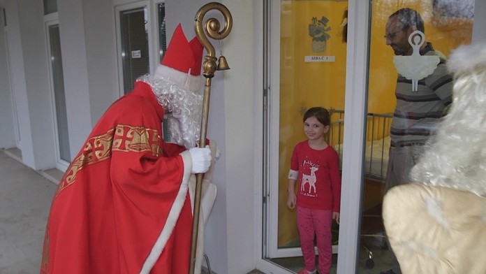 Návštevy sú v nemocniciach zakázané.