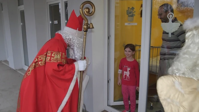 Návštevy sú v nemocniciach zakázané.