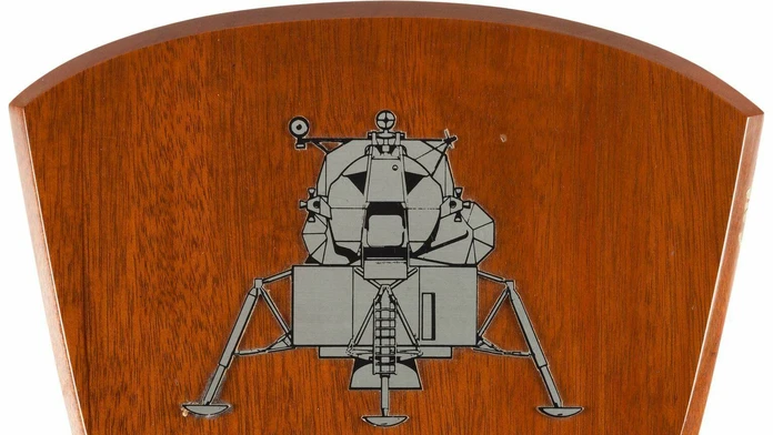 Identifikačný štítok z rakety, ktorou letel Neil Armstrong na mesiac.