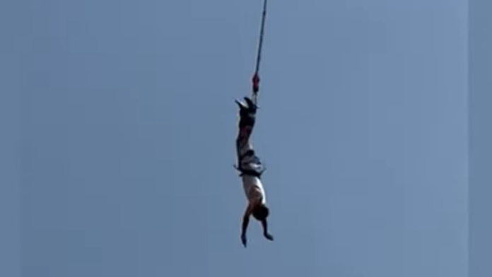 VIDEO: Mužovi sa pri bungee jumpingu roztrhlo lano. Stáli pri ňom všetci svätí