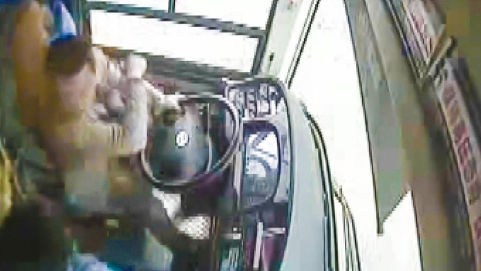 Záber z kabíny vodiča.