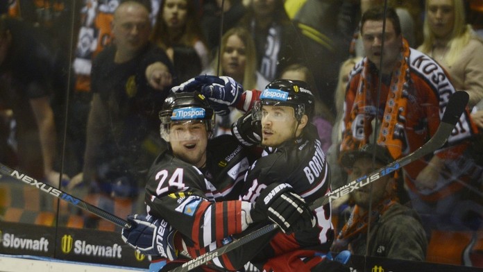 Na snímke radosť hráčov Banskej Bystrice na gól 1:2, vpravo strelec gólu Dalibor Bortňák, vľavo Tomáš Zigo