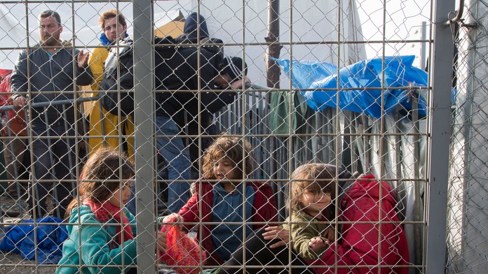 Na grécko-macedónskych hraniciach uviazlo vyše 7000 migrantov.