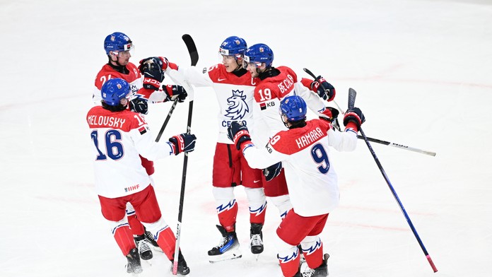 Jiří Kulich (uprostred) oslavuje so spoluhráčmi po tom, ako skóroval v zápase o bronz Česko - Fínsko na MS v hokeji do 20 rokov