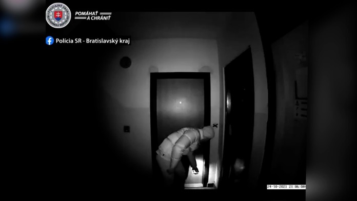 Páchatelia označujú byty, ktoré neskôr vykradnú.