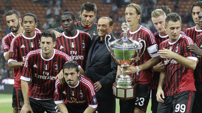 Taliansky premiér Silvio Berlusconi pózuje s hráčmi AC Miláno.