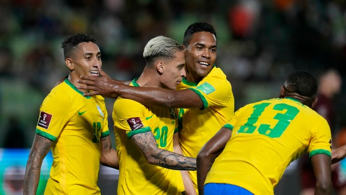 Hráči Brazílie oslavujú gól.