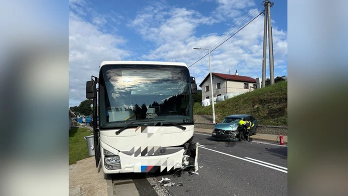 Dopravná nehoda na severe Slovenska. Zrazil sa autobus s autom