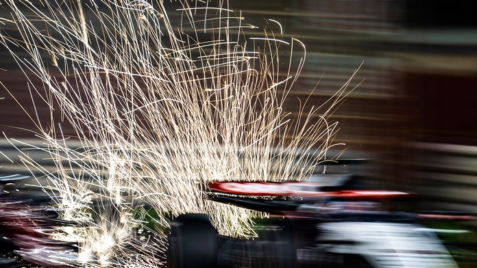 FOTO: Hamilton bol nervózny, iskrenie spod áut má v Bahrajne strašidelné rozmery