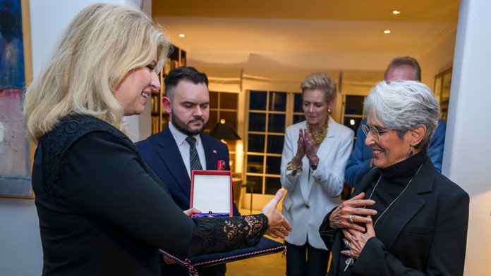 Prezidentka Z. Čaputová udelila vyznamenanie Joan Baezovej, ktorej koncert na Pasienkoch komunisti vypli