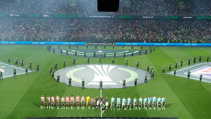 Na snímke hráči oboch mužstiev stoja zoradení pred finále Európskej konferenčnej ligy