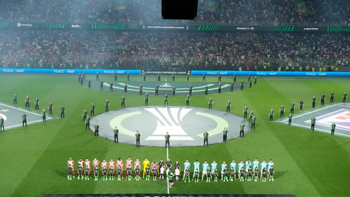 Na snímke hráči oboch mužstiev stoja zoradení pred finále Európskej konferenčnej ligy
