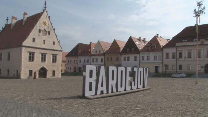 Centrum Horného Šariša má novú atrakciu, ktorá rozdeľuje ľudí. Nadrozmerný nadpis je terčom diskusií