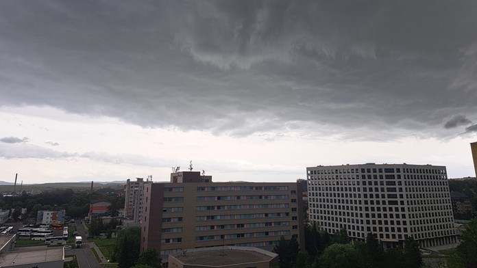 Na snímke búrka, ktorá sa tvorila na východe Slovenska.