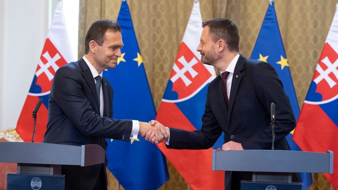 Eduard Heger odovzdal vedenie vlády predsedovi úradníckej vlády Ľudovítovi Ódorovi.