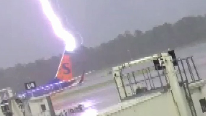 Blesk udrel do lietadla.