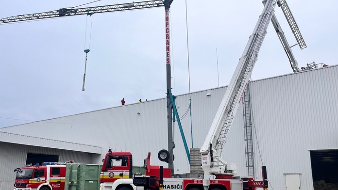 Záchranná akcia pri Malackách: Osoba dostala na streche budovy epileptický záchvat, zasahovali hasiči