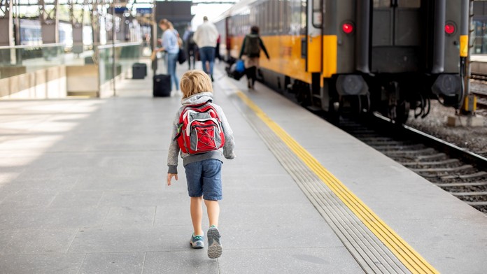 Chlapec na vlakovej stanici. 