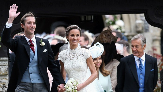 Svokor Pippy Middleton na snímke vpravo.  